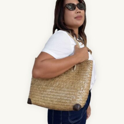 Handwoven Krajood seagrass bag from Koh Samui — crafted by a mother-daughter duo using a traditional technique passed down for generations. Every bag unique.