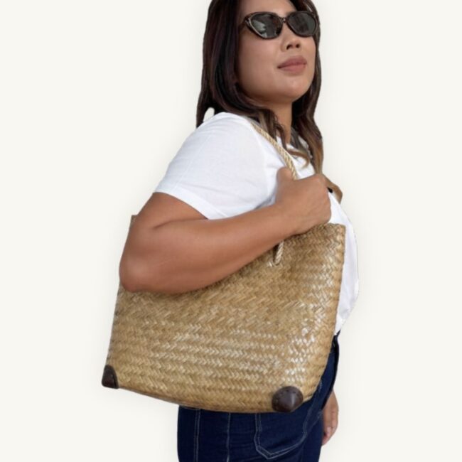 Handwoven Krajood seagrass bag from Koh Samui — crafted by a mother-daughter duo using a traditional technique passed down for generations. Every bag unique.