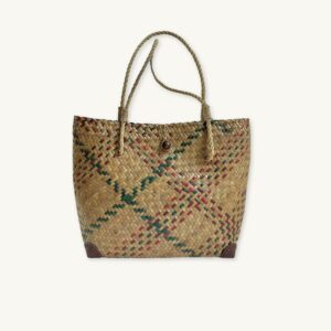 Handwoven Krajood seagrass tote bag in natural tones, made by a mother-daughter duo in Koh Samui, Southern Thailand. Traditional weaving technique. Size S.