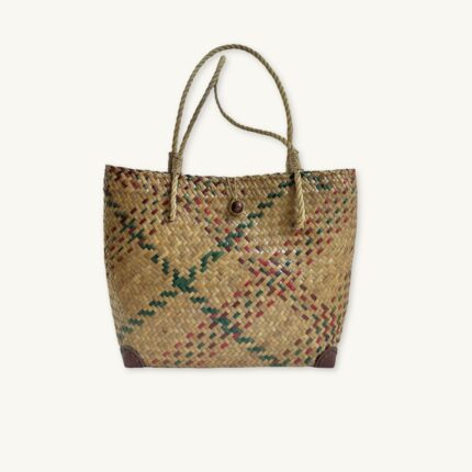 Handwoven Krajood seagrass tote bag in natural tones, made by a mother-daughter duo in Koh Samui, Southern Thailand. Traditional weaving technique. Size S.