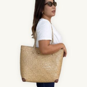 Handwoven Krajood seagrass bag from Koh Samui — crafted by a mother-daughter duo using a traditional technique passed down for generations. Every bag unique.