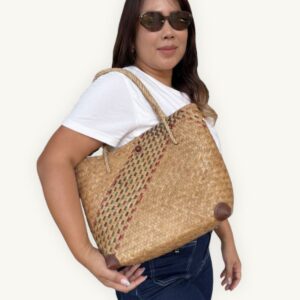 Handwoven Krajood seagrass tote bag in natural tones, made by a mother-daughter duo in Koh Samui, Southern Thailand. Traditional weaving technique. Size S.