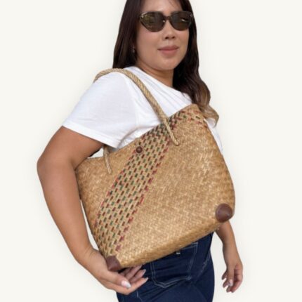 Handwoven Krajood seagrass tote bag in natural tones, made by a mother-daughter duo in Koh Samui, Southern Thailand. Traditional weaving technique. Size S.