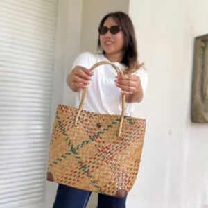Handwoven Krajood seagrass tote bag in natural tones, made by a mother-daughter duo in Koh Samui, Southern Thailand. Traditional weaving technique. Size S.