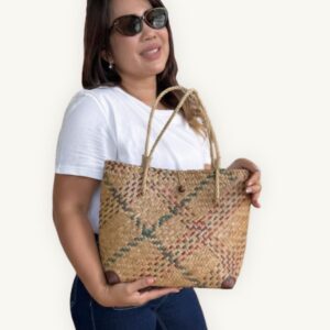 Handwoven Krajood seagrass tote bag in natural tones, made by a mother-daughter duo in Koh Samui, Southern Thailand. Traditional weaving technique. Size S.